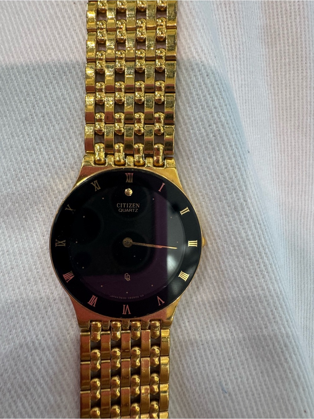 Vintage Citizen Quartz Gold-Tone Watch with Black Dial & Roman Numeral Bezel